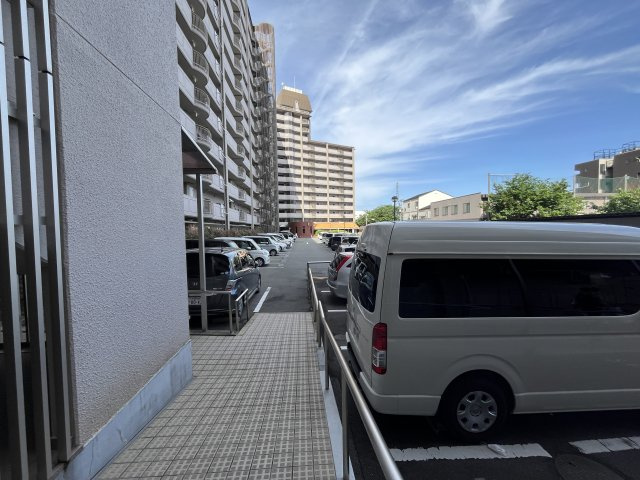 シャトー八戸の里の駐車場