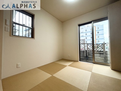 【和室】 | 明石市魚住町西岡　一戸建て | 広々とした窓から明るい陽ざしが入ります♪