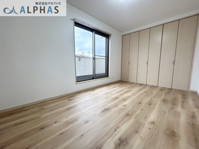 【洋室】 | 明石市魚住町西岡　一戸建て | 2階洋室約7帖♪バルコニーから光が差し込み明るい雰囲気に♪