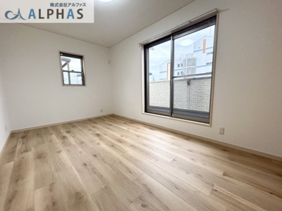 【洋室】 | 明石市魚住町西岡　一戸建て | 2階洋室約7帖♪バルコニーから光が差し込み明るい雰囲気に♪