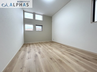 【洋室】 | 明石市魚住町西岡　一戸建て | 壁一面のアクセントクロスがオシャレを演出しております♪