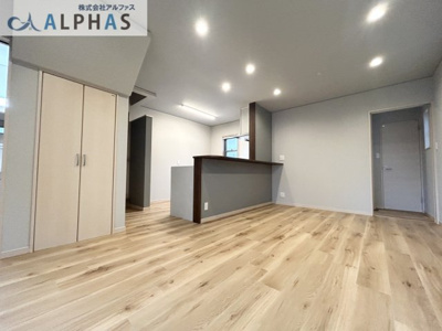 【居間・リビング】 | 明石市魚住町西岡　一戸建て | 南面ＬＤＫ＋和室仕切りを開放すれば約19帖の広々スペースになります♪