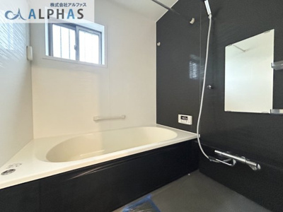 【浴室】 | 明石市魚住町西岡　一戸建て | 浴室換気乾燥暖房機付きで、天候や時間帯を気にすることなく洗濯物を乾かすことができ、寒いときには暖房機能が活躍します♪