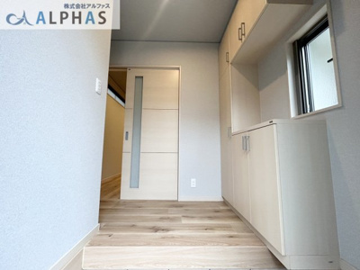 【玄関】 | 明石市魚住町西岡　一戸建て | 大容量のシューズボックスがある玄関♪