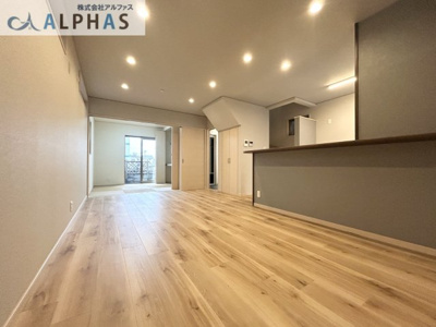 【居間・リビング】 | 明石市魚住町西岡　一戸建て | 南面ＬＤＫ＋和室仕切りを開放すれば約19帖の広々スペースになります♪