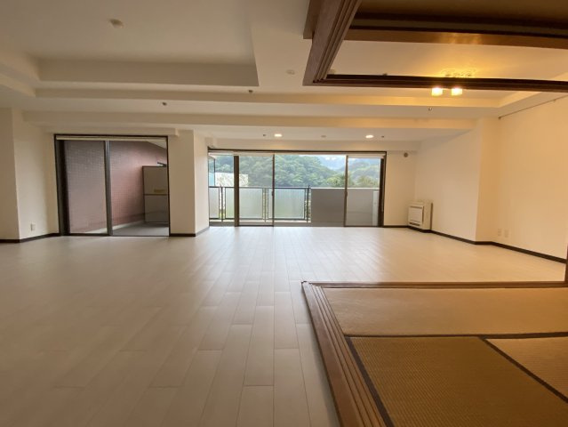 ウェルネスの森伊東・C棟の居間・リビング