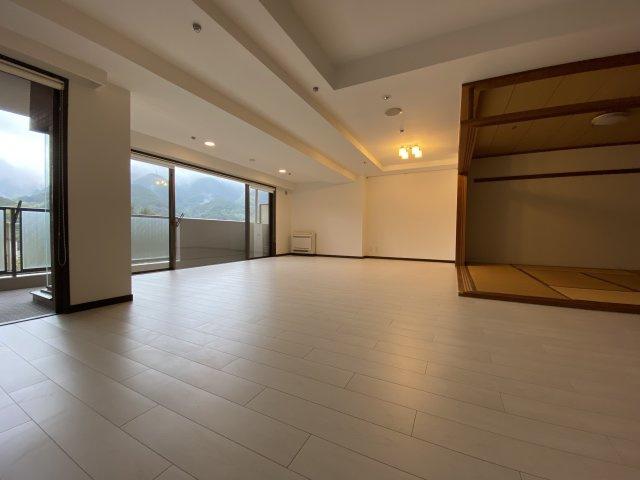 ウェルネスの森伊東・C棟の居間・リビング