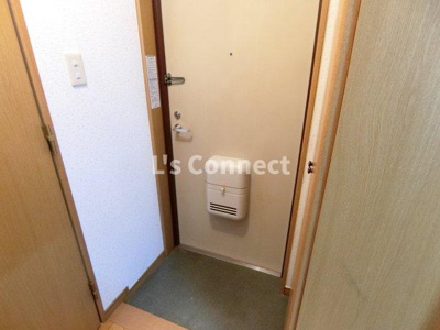 【玄関】 | メゾンドゥラフィーネ | 背の高い下駄箱で靴も収納できます。