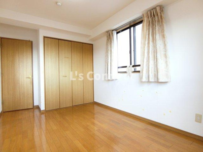 【居間・リビング】 | メゾンドゥラフィーネ | ６．１帖の洋室です。角部屋で２面に窓があります。