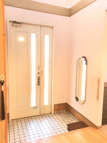 『鴻巣駅』東口18分の6LDKの中古戸建。ガーデニングを楽しめる庭付きですの玄関