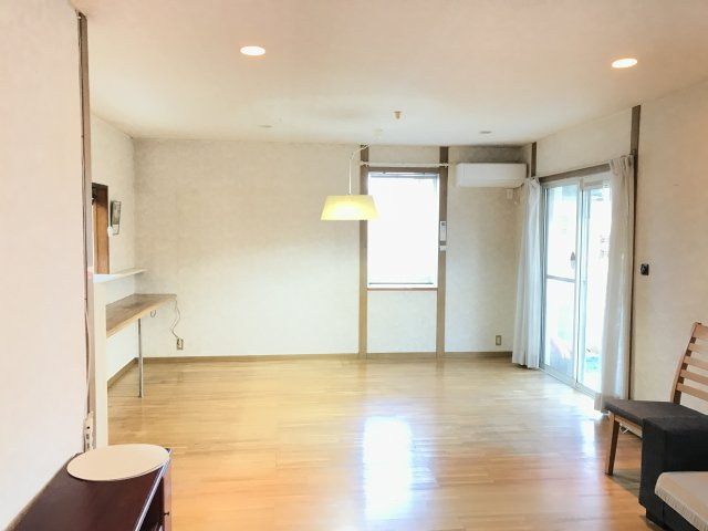 『鴻巣駅』東口18分の6LDKの中古戸建。ガーデニングを楽しめる庭付きですの居間・リビング