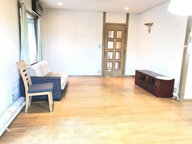 『鴻巣駅』東口18分の6LDKの中古戸建。ガーデニングを楽しめる庭付きですの居間・リビング