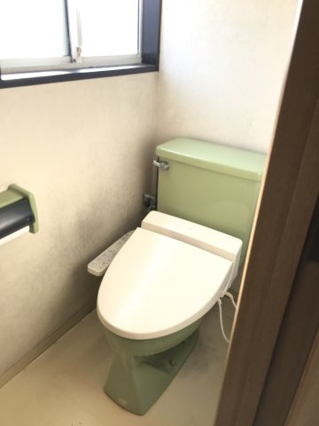 『鴻巣駅』東口18分の6LDKの中古戸建。ガーデニングを楽しめる庭付きですのトイレ|2階西側　10.3帖洋室のトイレ