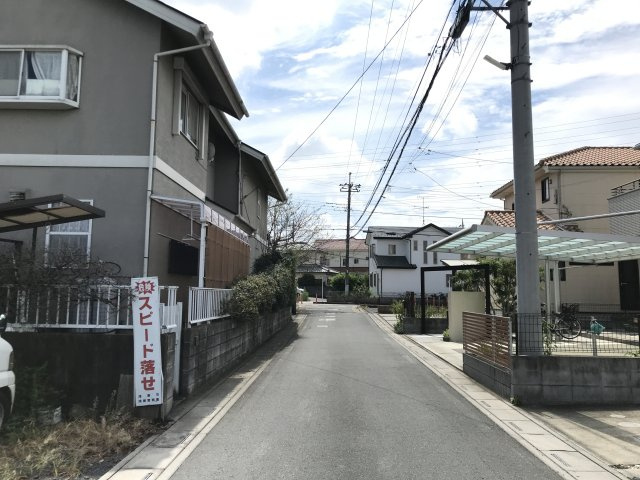 『鴻巣駅』東口18分の6LDKの中古戸建。ガーデニングを楽しめる庭付きですの前面道路含む現地写真