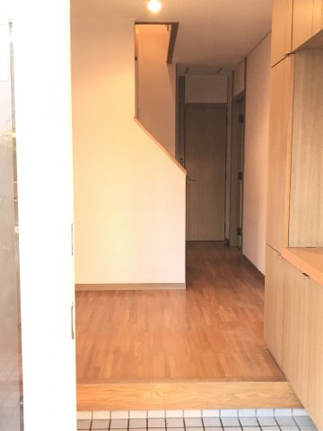 『鴻巣駅』東口18分の6LDKの中古戸建。ガーデニングを楽しめる庭付きですの玄関