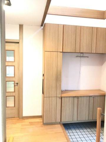 『鴻巣駅』東口18分の6LDKの中古戸建。ガーデニングを楽しめる庭付きですの玄関