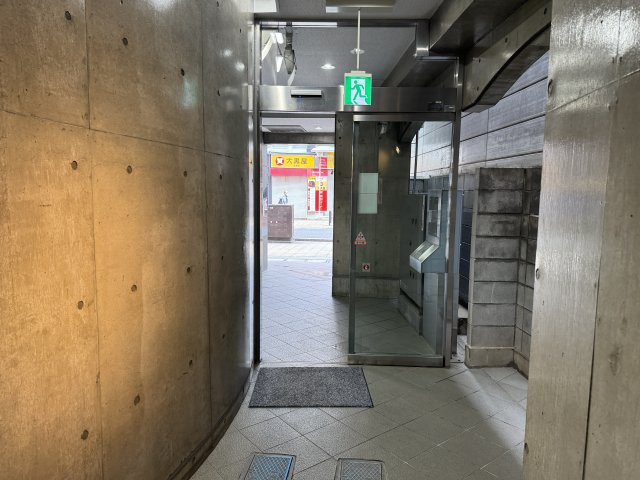中西ビルのエントランス