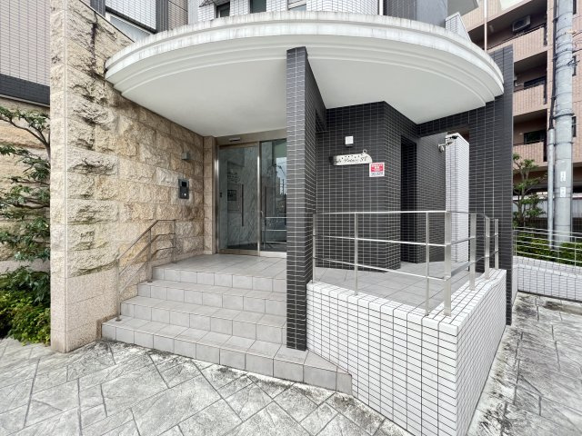 高槻市北園町の賃貸マンションのエントランス