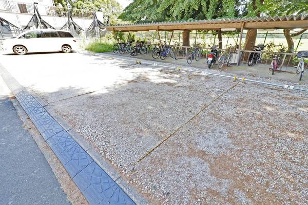 ビレッジハウス千種1号棟の駐車場