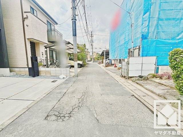 久御山町市田珠城　第1期　1号棟の前面道路含む現地写真