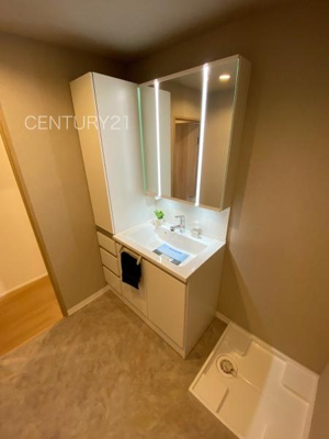 【独立洗面台】 | ビューパレー高崎歌川 | 三面鏡付きの洗面台には鏡の裏に収納があり、すっきり片付けられます。