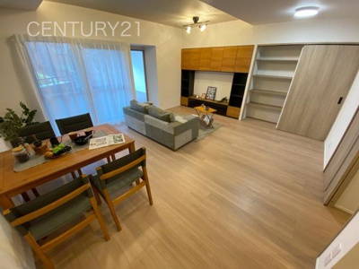 【居間・リビング】 | ビューパレー高崎歌川 | 大きいソファーがおける広々リビング