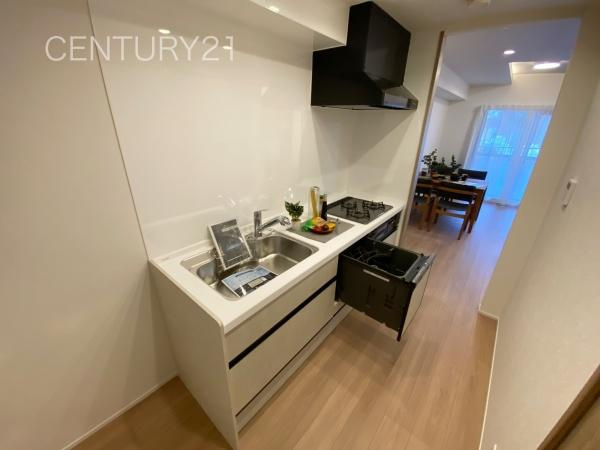 ビューパレー高崎歌川のキッチン|シンクも大きく洗い物もしやすい浄水器付。シャワーヘッドは引き出し可能、シンクの隅々まで洗い流せます。
食器洗い乾燥機付きです。