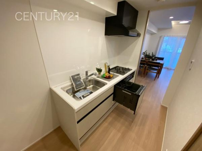 【キッチン】 | ビューパレー高崎歌川 | シンクも大きく洗い物もしやすい浄水器付。シャワーヘッドは引き出し可能、シンクの隅々まで洗い流せます。
食器洗い乾燥機付きです。