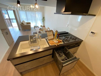 【キッチン】 | エトワール高崎常盤町 | シンクも大きく洗い物もしやすい浄水器付。シャワーヘッドは引き出し可能、シンクの隅々まで洗い流せます。
食器洗い乾燥機付きです。