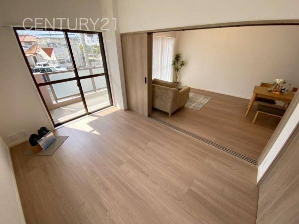 エトワール高崎常盤町の洋室|リビングと続き間で開放感があります。
引き戸で簡単に仕切れますので状況に合わせた使い方ができます。