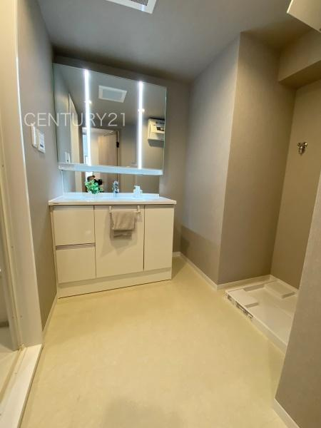 エトワール高崎常盤町の独立洗面台|三面鏡付きの洗面台には鏡の裏に収納があり、すっきり片付けられます。