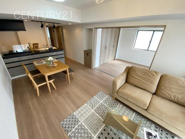 エトワール高崎常盤町の居間・リビング|大きいソファーがおける広々リビング