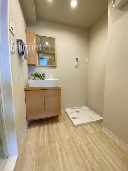 シャルマンコーポ高崎の独立洗面台|洗面台には鏡の裏に収納があり、すっきり片付けられます。