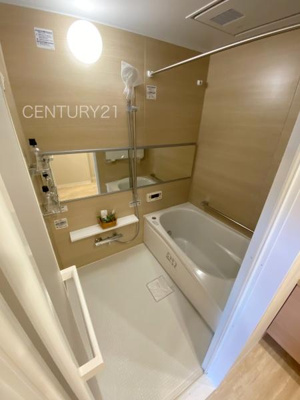 【浴室】 | シャルマンコーポ高崎 | 浴室乾燥機付きで天候が悪い日でも手軽に衣類を乾燥させることができます。