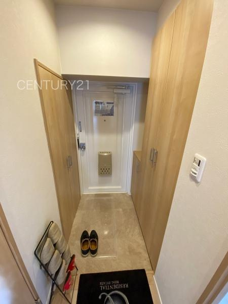 シャルマンコーポ高崎の玄関|シューズボックス付きの玄関です。
上部も収納付きで多くの収納が可能です。