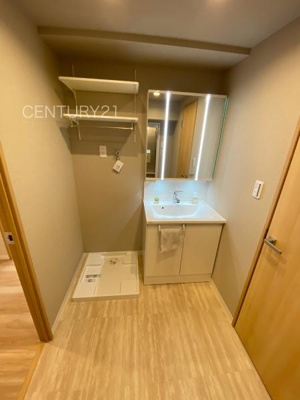 【独立洗面台】 | シーザーレジデンス高崎 | 三面鏡付きの洗面台には鏡の裏に収納があり、すっきり片付けられます。