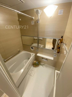 【浴室】 | シーザーレジデンス高崎 | ゆったりと寛げる大型バスタブ。
足を伸ばしたまま入浴可能です。
浴室乾燥機付きで天候が悪い日でも洗濯をして衣類を乾燥させることができます。