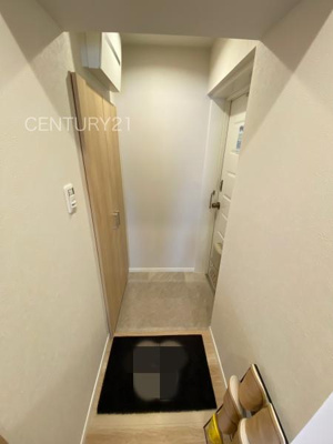 【玄関】 | シーザーレジデンス高崎 | シューズボックス付きの玄関です。
上部も収納付きで多くの収納が可能です。