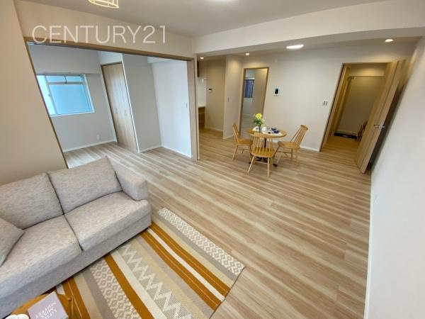 シーザーレジデンス高崎の居間・リビング|大きいソファーがおける広々リビング