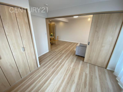 【洋室】 | シーザーレジデンス高崎 | LDKと続き間で開放感があります。
引き戸で簡単に仕切れますので状況に合わせた使い方ができます。