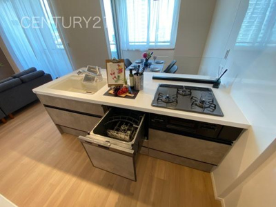 【キッチン】 | アパガーデンパレス高崎 | シンクも大きく洗い物もしやすい浄水器付。シャワーヘッドは引き出し可能、シンクの隅々まで洗い流せます。
食器洗い乾燥機付きです。