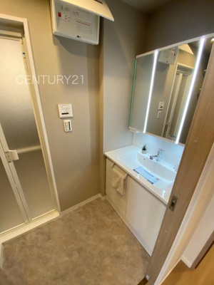 【独立洗面台】 | アパガーデンパレス高崎 | 洗面台には鏡の裏に収納があり、すっきり片付けられます。