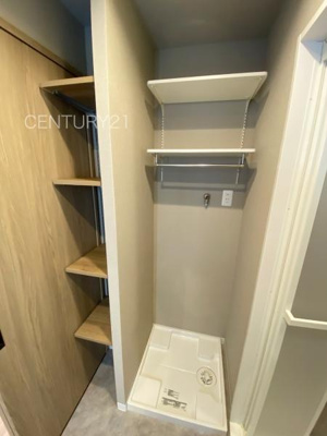 【独立洗面台】 | アパガーデンパレス高崎 | 毎日の着替え・タオルなどを仕舞える便利な棚付きです。