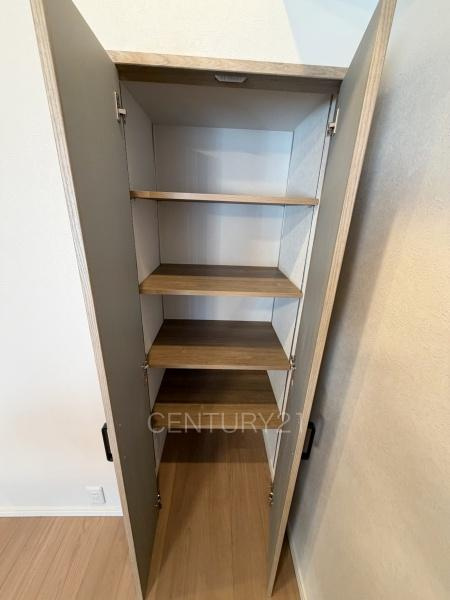 パシフィックパレス大手町の居間・リビング|使い勝手の良いリビング収納です。