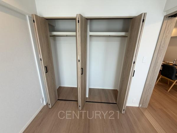 パシフィックパレス大手町の収納|ハンガーパイプ付きクローゼットです。