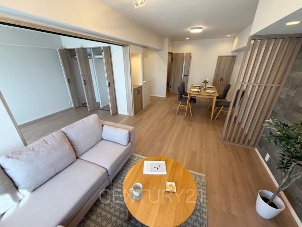 パシフィックパレス大手町の居間・リビング|大きいソファーがおける広々リビング