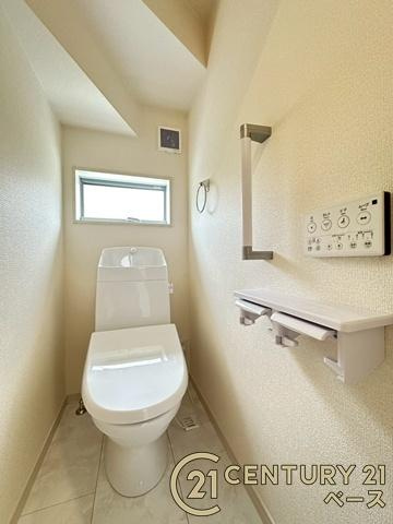リーブルガーデン磯壁 ２号棟 ／新築一戸建のトイレ|■現地撮影写真■１・２階ともに清潔感ある綺麗なお手洗を完備！