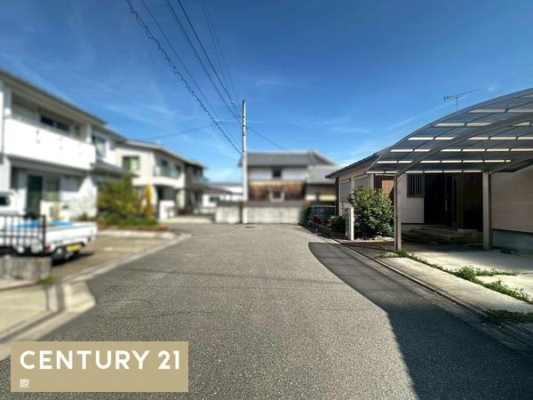 和歌山市平尾の中古一戸建の前面道路含む現地写真
