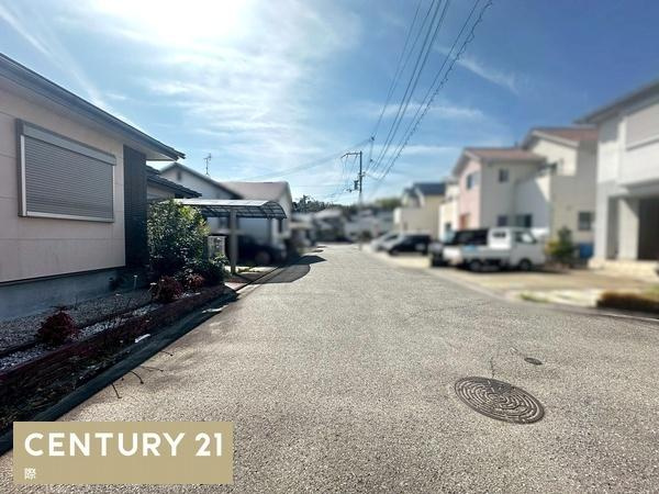 和歌山市平尾の中古一戸建の前面道路含む現地写真