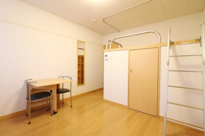 【居間・リビング】 | レオネクスト伊吹Ⅱ | ベッド下に収納スペースあり！荷物が多くても十分に収まります